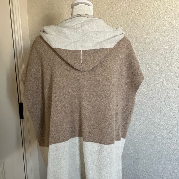 LIKE NEW Note di Anita one size fits all white/beige/tan button up cover. - Picture 4 of 7